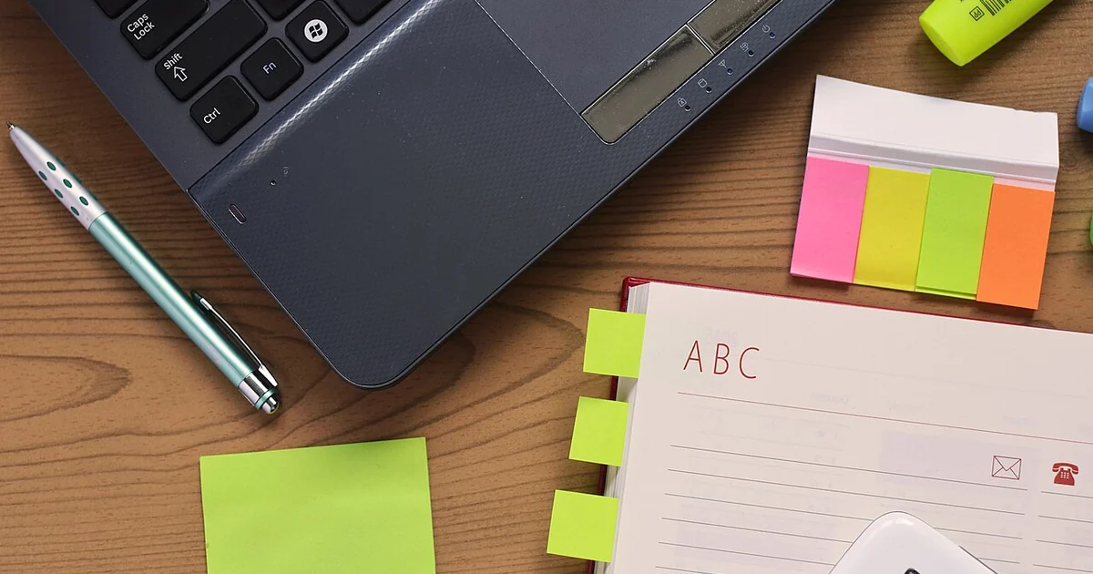 desk-laptop-notebook-pen